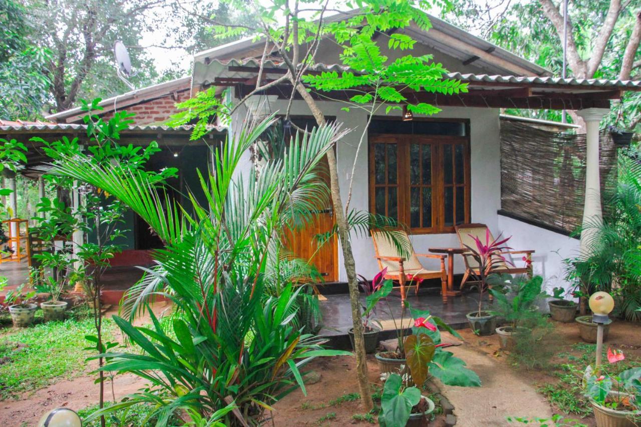 Manju Homestay Сигирия Екстериор снимка